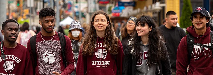 西雅图州立大学学生在西雅图市中心闲逛|丹·希恩摄